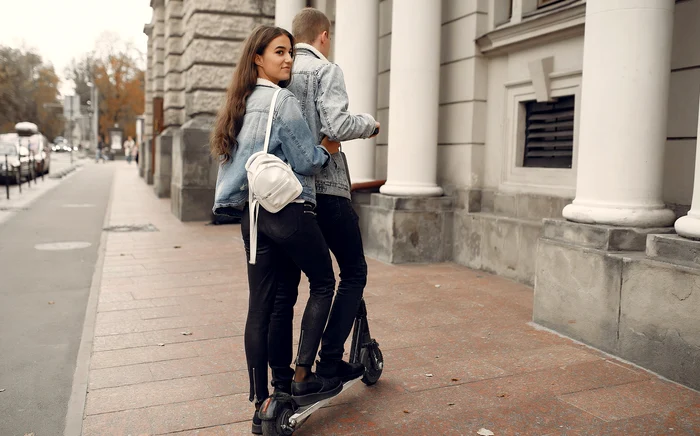 Plimbarea cu trotinetele electrice ar putea deveni mai scumpă. Foto: Freepik.com