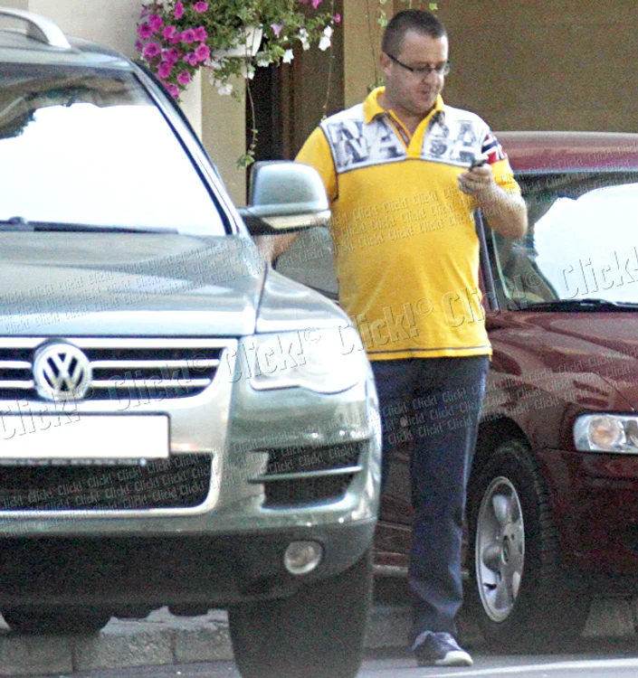
    Fostul şef ANAF  a fost tot timpul  preocupat de telefon (fotografii: blitz)  