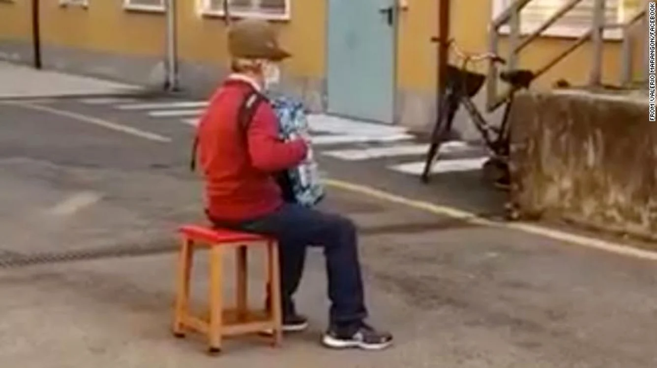 Italian cântând o serenadă soţiei internate, FOTO captură video Facebook