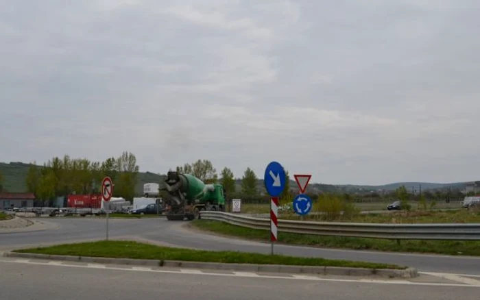 În lipsa centurii, traficul greu trece prin oraş FOTO Andreea Vilcovschi