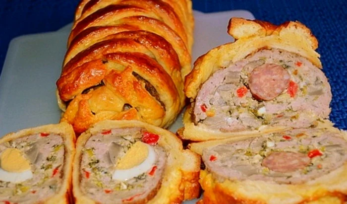Rulada de pui cu ciuperci în aluat. FOTO reteteculinare.ro