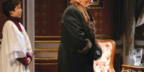 Victor Rebengiuc (Marele Inchizitor) şi Nikita Dembinski, într-o scenă din spectacol