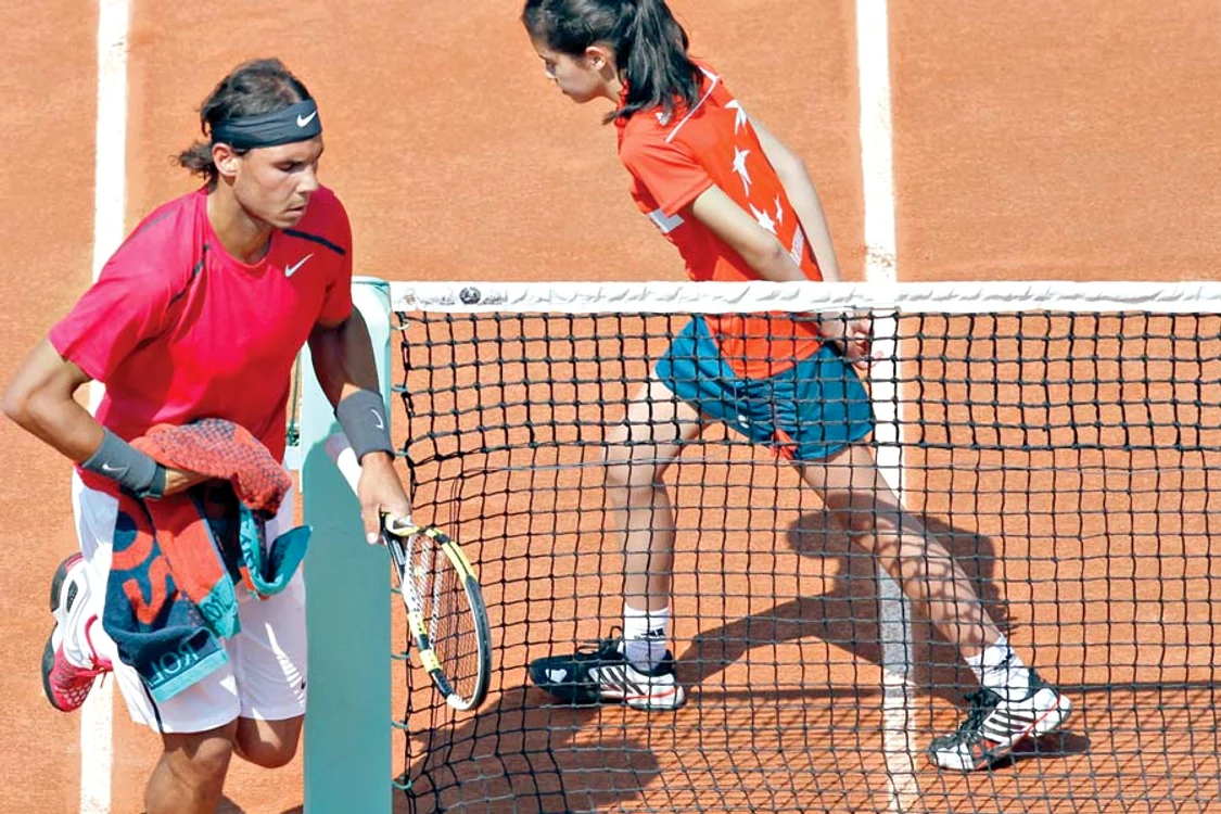 Cel mai cunoscut tic  al lui Rafael Nadal  este cel prin care îşi  scoate pantalonii din fund (Fotografii: reuters)