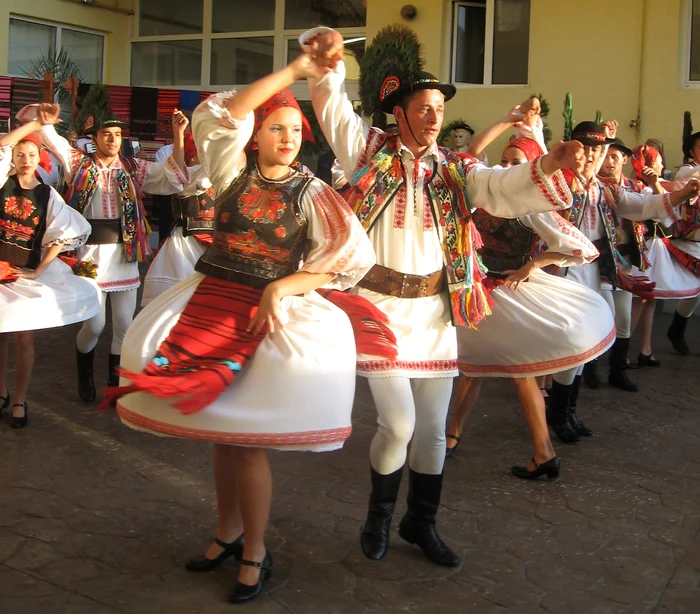 Distracţia la târg va fi asigurată de ansamblurile de dansuri populare