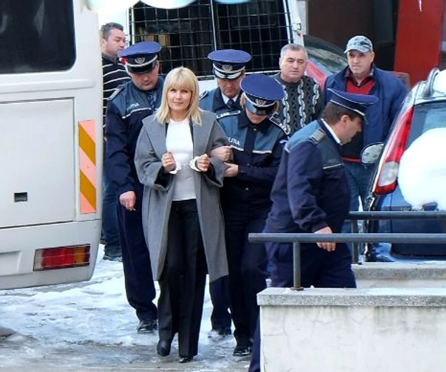 
    În februarie 2015, Elena Udrea ieşea cu cătuşe la mâini din sediul DNA  
