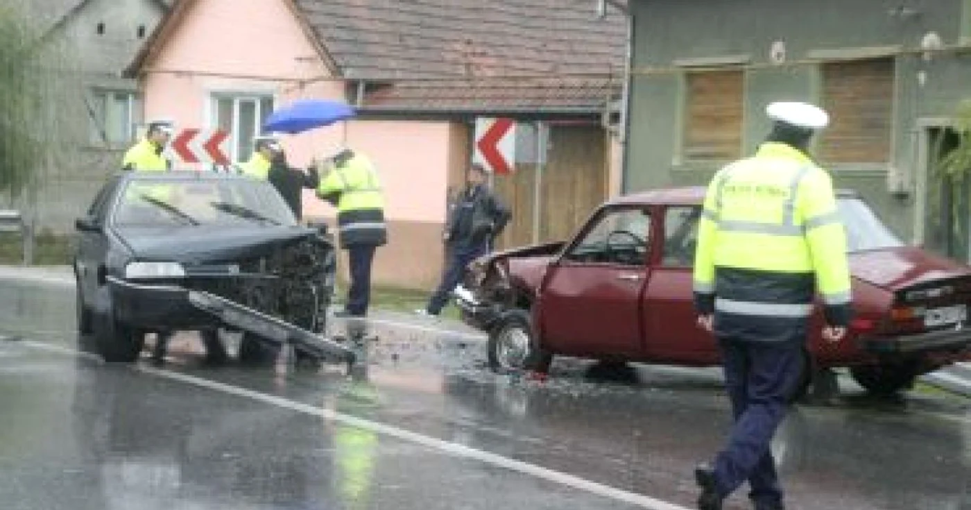 Resita: Două maşini care s-au ciocnit frontal într-o curbă au dat peste cap circulaţia pe drumul către Timişoara (UPDATE)