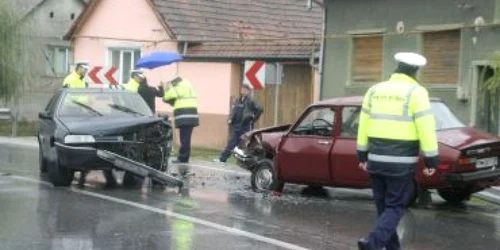Resita: Două maşini care s-au ciocnit frontal într-o curbă au dat peste cap circulaţia pe drumul către Timişoara (UPDATE)