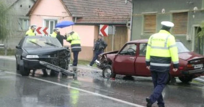 Resita: Două maşini care s-au ciocnit frontal într-o curbă au dat peste cap circulaţia pe drumul către Timişoara (UPDATE)