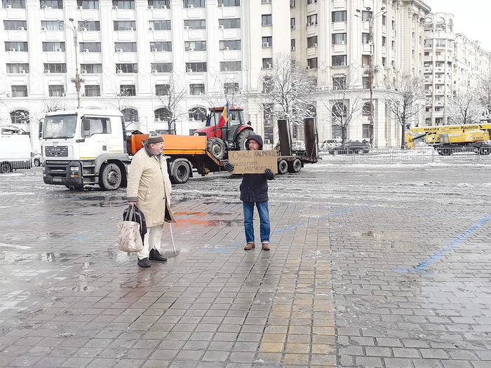 Singurul protestatar al protestului care ar fi trebuit să „paralizeze” Capitala.Foto: Adrian Popescu