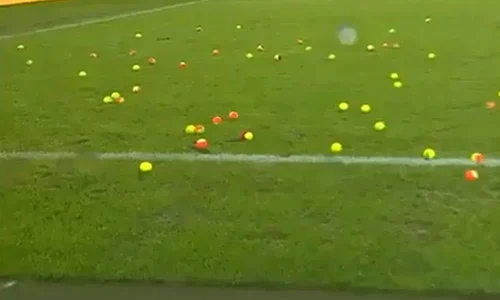 Meciul a fost oprit în minutul 25 pentru a se curăţa terenul de mingile de tenis jpeg