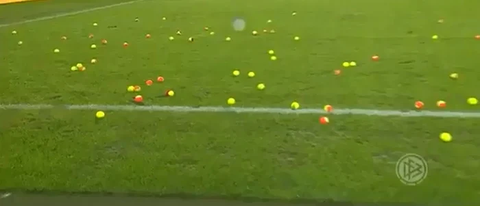 Meciul a fost oprit în minutul 25 pentru a se curăţa terenul de mingile de tenis