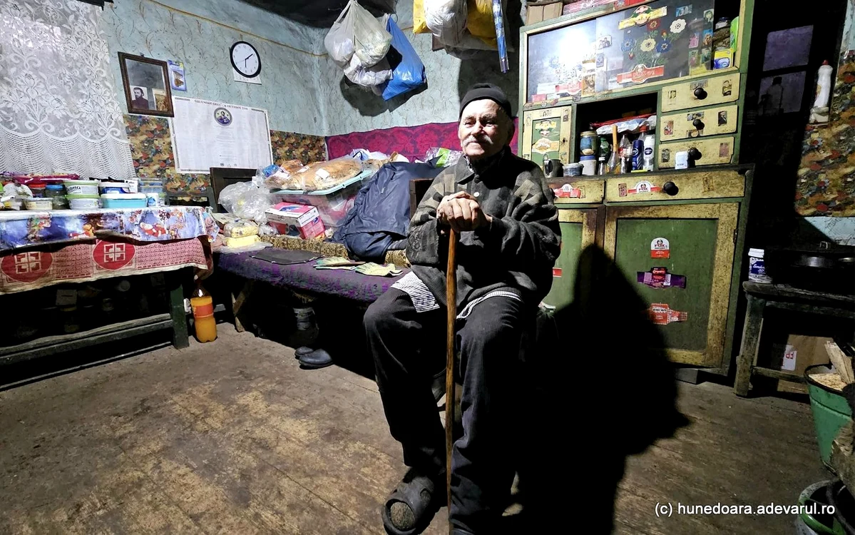 Costică trăiește ca un adevărat pustnic. Foto: Daniel Guță. ADEVĂRUL