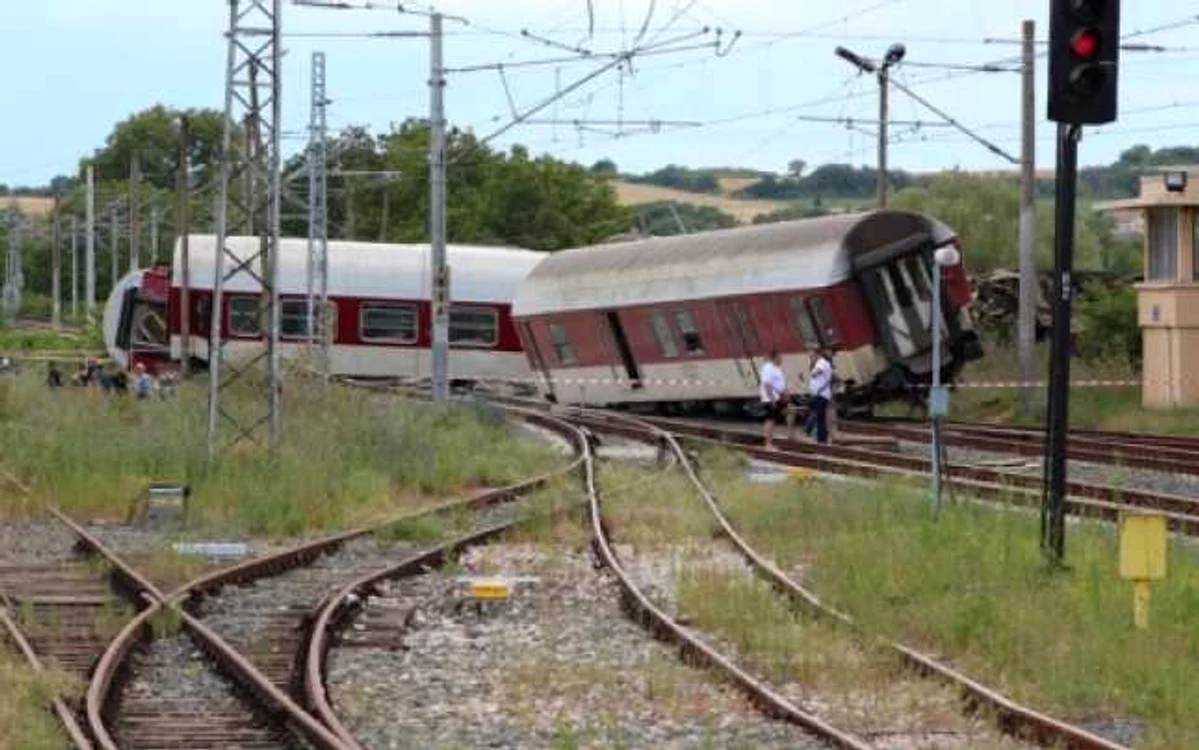 Locomotiva şi patru vagoane au deraiat FOTO Novinite.com