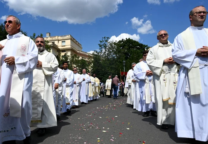 Procesiunea Preasfântul Sacrament în București FOTO Arhiepiscopia Romano-Catolică București