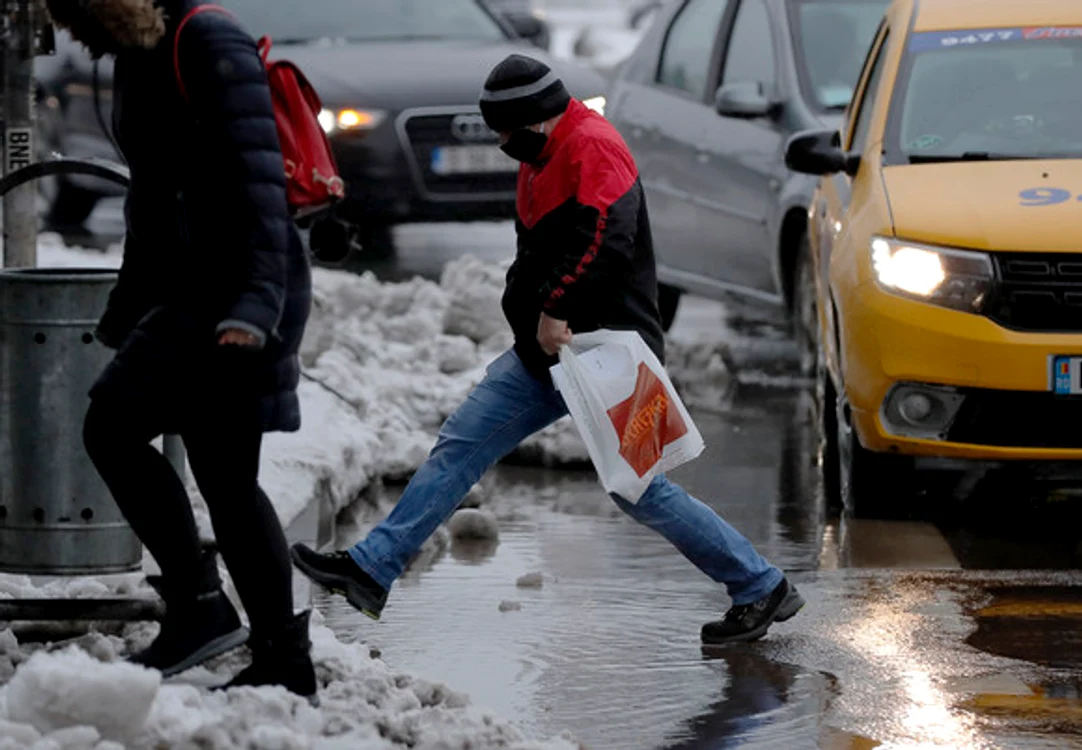 
    Bucureşti,  România.  Vreme extremă  şi în Bucureşti:  slalom printre  bălţi şi troiene   