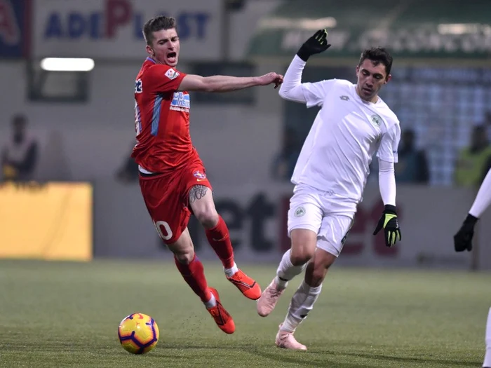 
    Florin Tănase se luptă pentru minge cu Răzvan GrădinaruFoto: Sport Pictures  