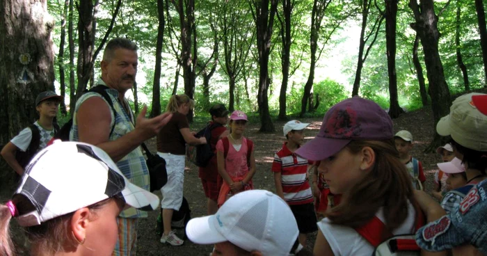 Învăţătorul Ionel Boza predăndu-le elevilor săi o lecţie despre respectul pentru natură Foto: Ghiniţa Boza