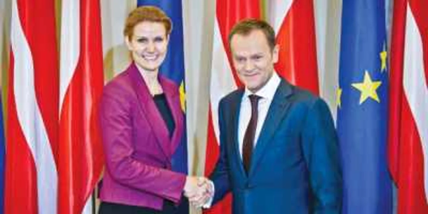 Premierul danez, Helle Thorning-Schmidt (stânga), va prelua ştafeta de la omologul său polonez, Donald Tusk 
