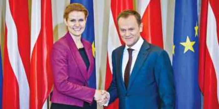 Premierul danez, Helle Thorning-Schmidt (stânga), va prelua ştafeta de la omologul său polonez, Donald Tusk
