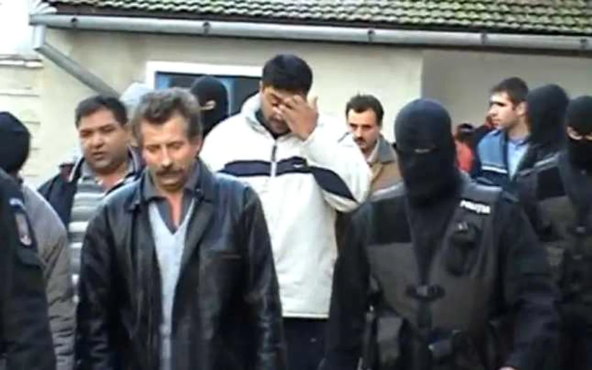 Inculpaţi la momentul reţinerii de către procurori. Foto captură video