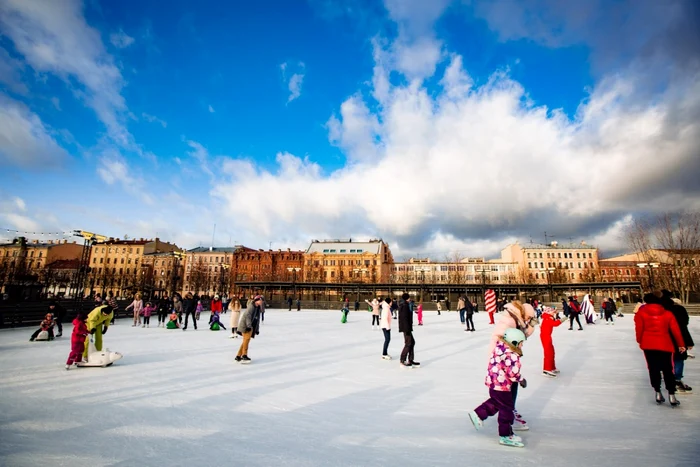 grup de patinatori, iarna, frig, în Sankt Petersburg