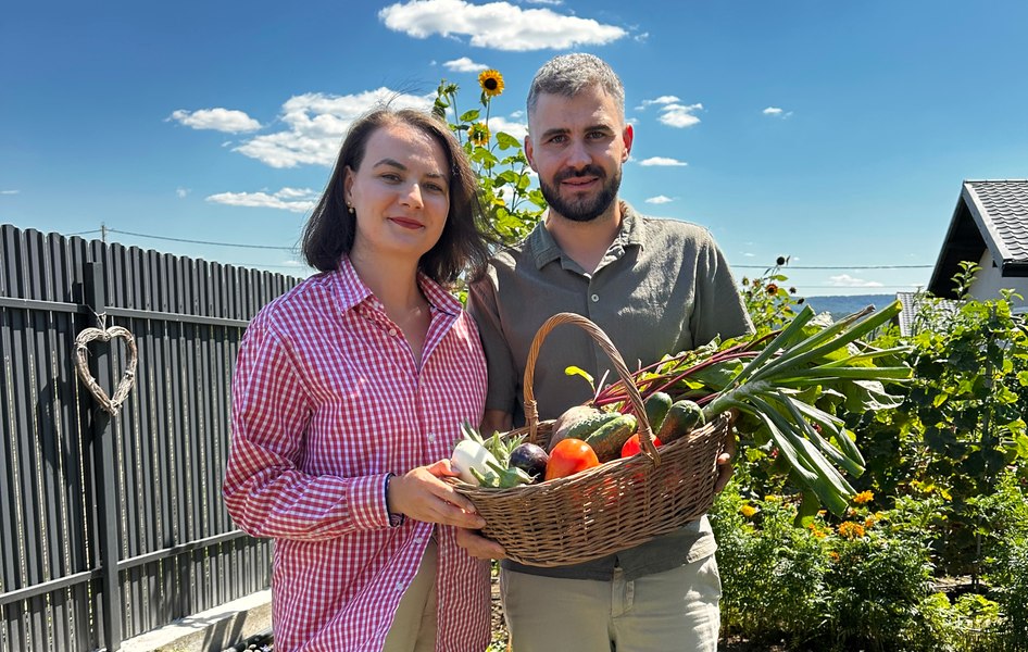 Au fugit de agitația orașului și și-au construit la țară viața pe care o visau: „Avem apus fain și mămăligă“