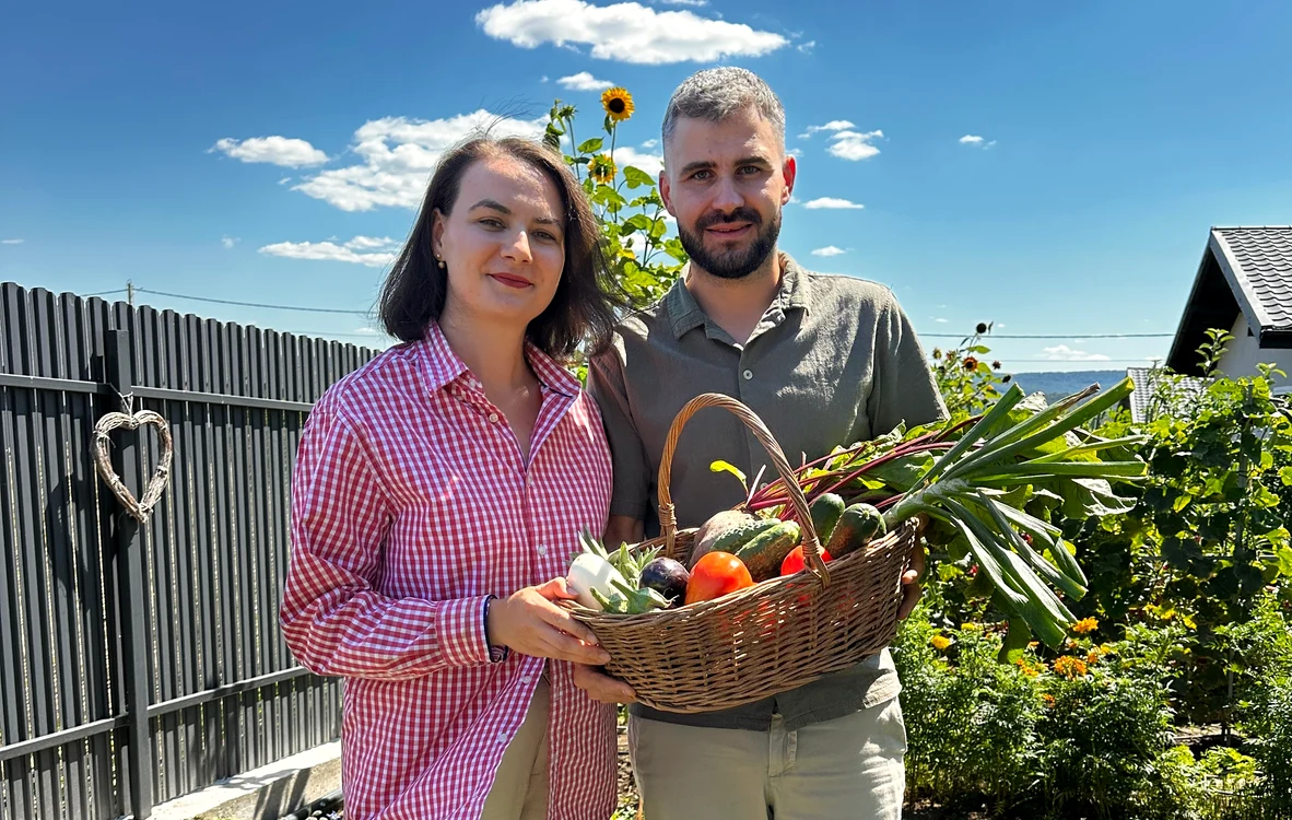 Ionuț și Nicoleta Teoderașcu au grădina plină în fiecare vară.
