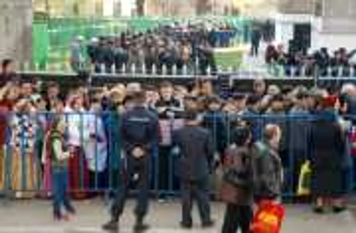 Mii de oameni aşteaptă să ia agheazmă. N.Butnaru