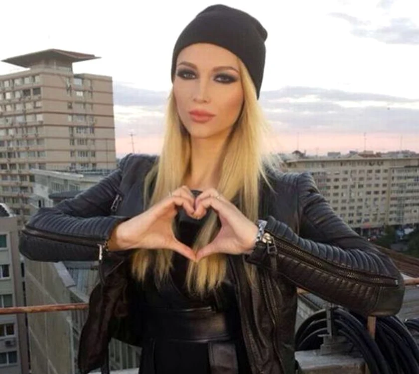
    De revelion, Lora a coborât la şase dimineaţa de pe scenăFoto: arhiva personală  