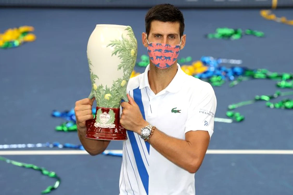 
    Novak Djokovic cu trofeul cucerit la CincinnatiFoto: Guliver/ GettyImages  