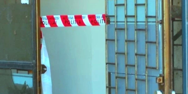 Bacău: Cadavru în putrefacţie, găsit în blocul bogătaşilor