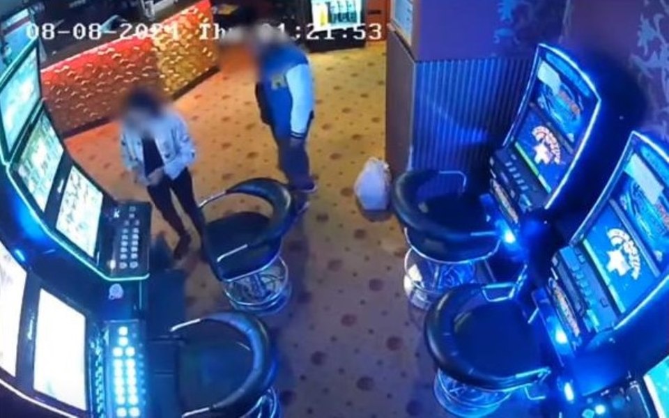 Tentativă de viol şi furt la un cazinou din Baia Mare, surprinse pe camerele de supraveghere. Cine este principalul suspect