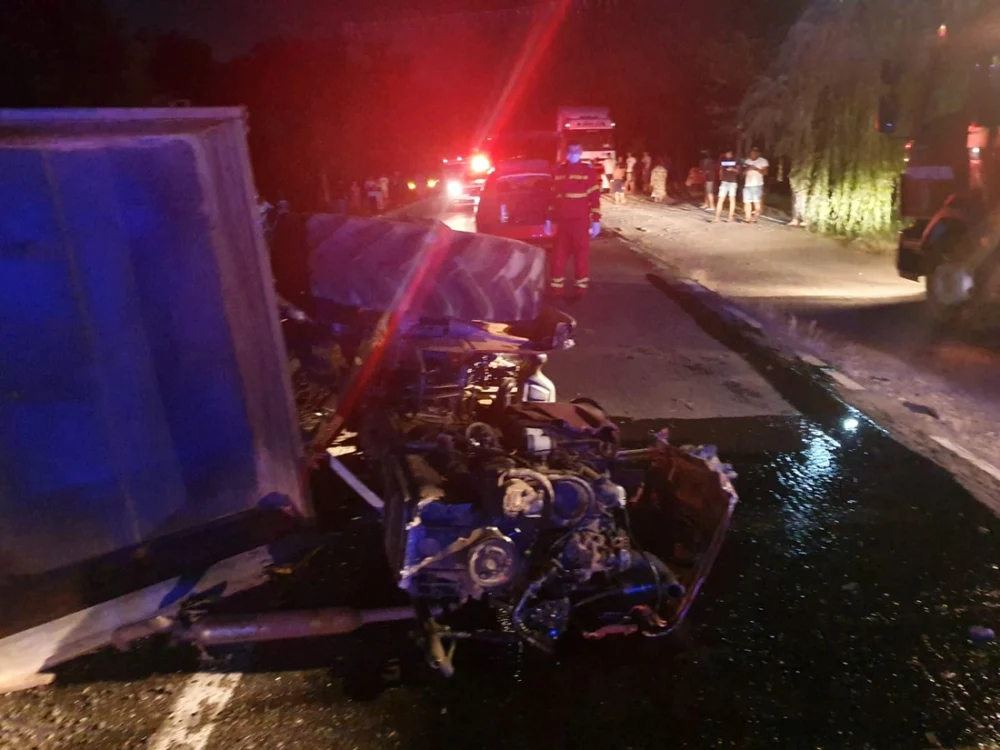 Tractorul s-a răsturnat în urma impactului, şoferul decedând FOTO: martor