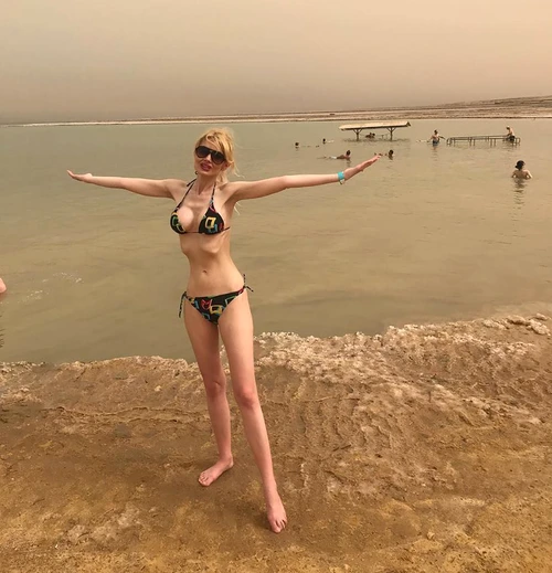 Flavia Apostol în costum de baie