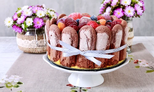 Tort cu piscoturi si fructe de padure  Sursa foto shutterstock 779903308 jpg