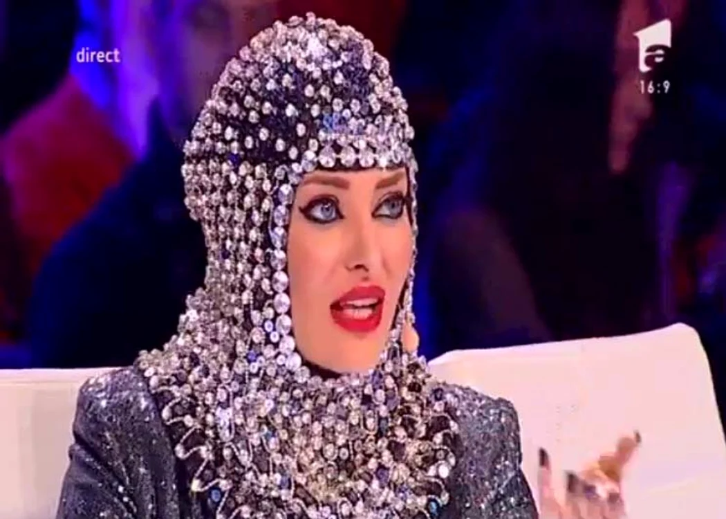 
    Delia se mândrește cu noul său accesoriu Foto: captură Antena 1  