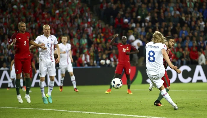 Birkir Bjarnason înscrie golul egalizator pentru Islanda FOTO uefa.com