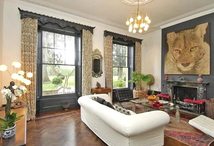 Livingul cu ferestre înalte şi şemineu