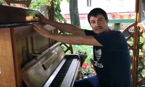 Erno Varga, filmat la o pianină, într un parc din Oradea, cu mult înainte să apară la televizor png