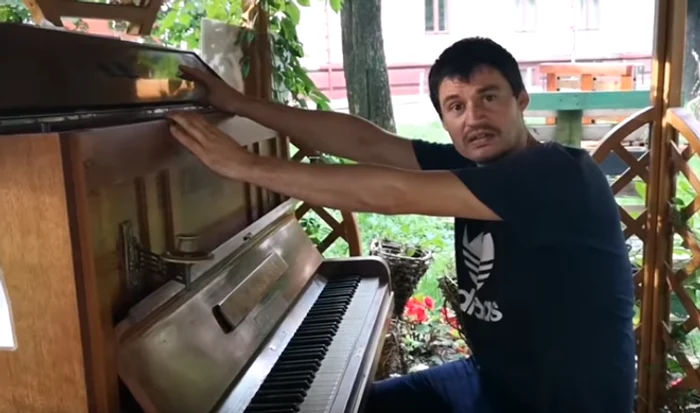 Erno Varga, filmat la o pianină, într-un parc din Oradea, cu mult înainte să apară la televizor