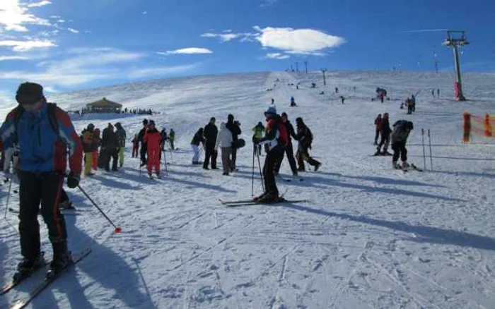 Pe pârtie sunt aşteptaţi în acest sfârşit de săptămână câteva mii de turişti. Foto arhivă Adevărul