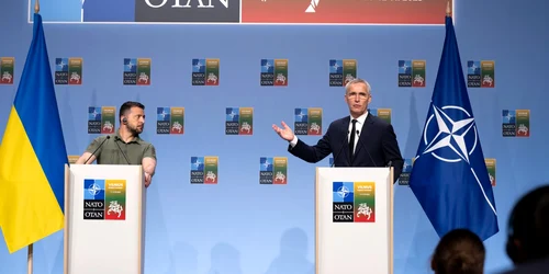 Summitul NATO de la Vilnius: Președintele ucrainean Volodimir Zelenski și secretarul general al NATO, Jens Stoltenberg (© NATO)