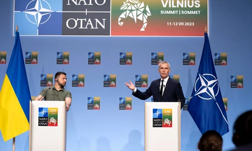 Summitul NATO de la Vilnius: Președintele ucrainean Volodimir Zelenski și secretarul general al NATO, Jens Stoltenberg (© NATO)