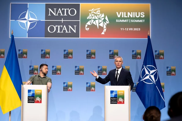 Summitul NATO de la Vilnius: Președintele ucrainean Volodimir Zelenski și secretarul general al NATO, Jens Stoltenberg (© NATO)