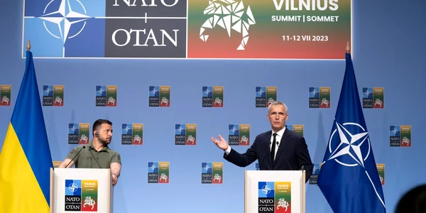 Summitul NATO de la Vilnius: Președintele ucrainean Volodimir Zelenski și secretarul general al NATO, Jens Stoltenberg (© NATO)
