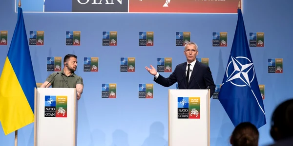 Summitul NATO de la Vilnius: Președintele ucrainean Volodimir Zelenski și secretarul general al NATO, Jens Stoltenberg (© NATO)