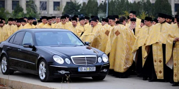 Mercedesul patriarhului FOTO realitatea.net