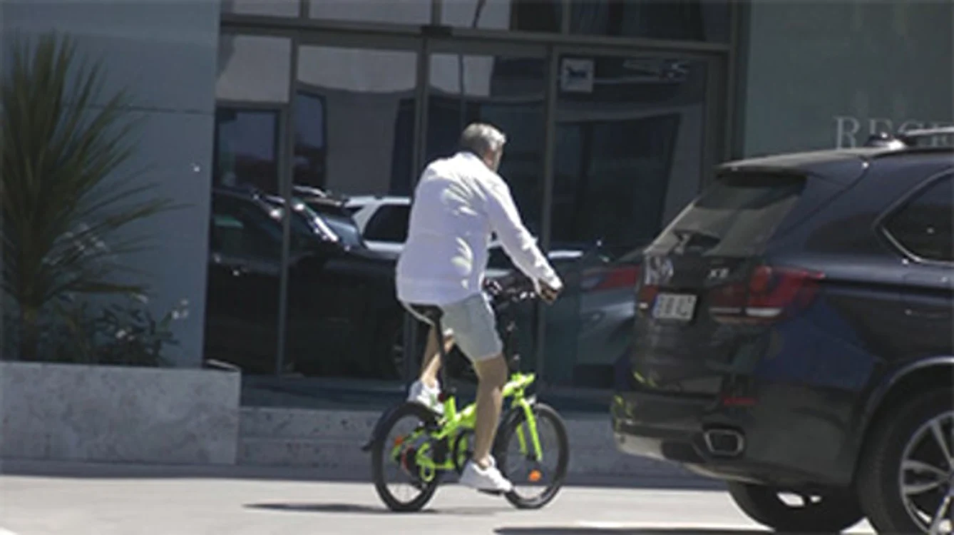 Astă-vară, Ilie Năstase se plimba cu bicicleta pe faleza din faţa complexului
