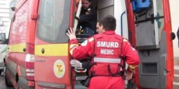 Barbatul injunghiat de vecina pe care a incercat sa o violeze a fost dus la spital