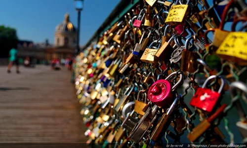 normal image romantique des milliers de cadenas sur le pont des arts jpeg